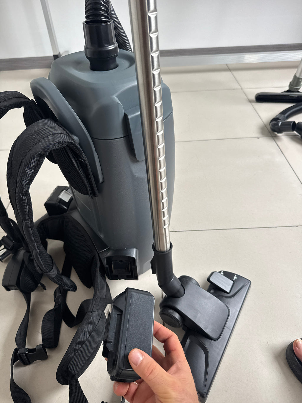 DAN'S Backpack Vacuum Cleaner – Cordless with 2 Batteries & Charger