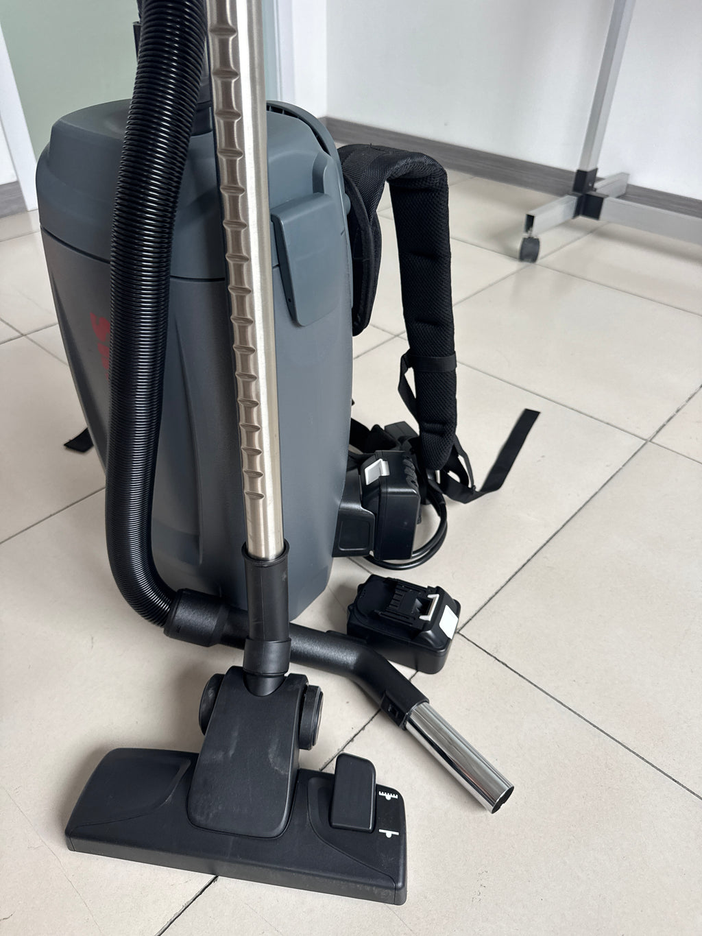 DAN'S Backpack Vacuum Cleaner – Cordless with 2 Batteries & Charger