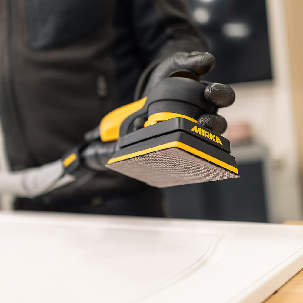 Dust-free sanding of a white panel using the Mirka DEOS II and net abrasives