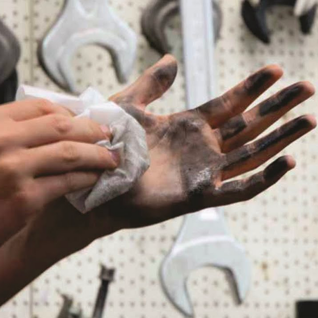 Tradie using a Soudal Swipex wipe to remove grease and uncured sealant from hands